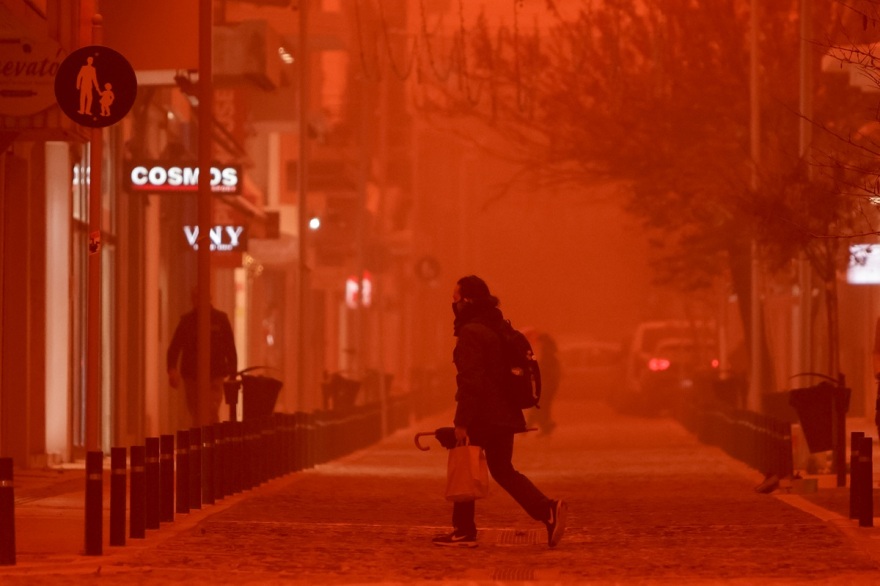 «Πνίγηκαν» από την αφρικανική σκόνη Κρήτη και Κυκλάδες: Προβλήματα σε πτήσεις, δεμένα πλοία στα λιμάνια λόγω θυελλωδών ανέμων, δείτε βίντεο