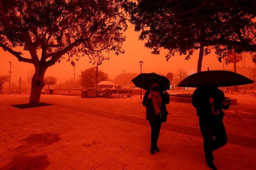 «Πνίγηκαν» από την αφρικανική σκόνη Κρήτη και Κυκλάδες: Προβλήματα σε πτήσεις, δεμένα πλοία στα λιμάνια λόγω θυελλωδών ανέμων, δείτε βίντεο