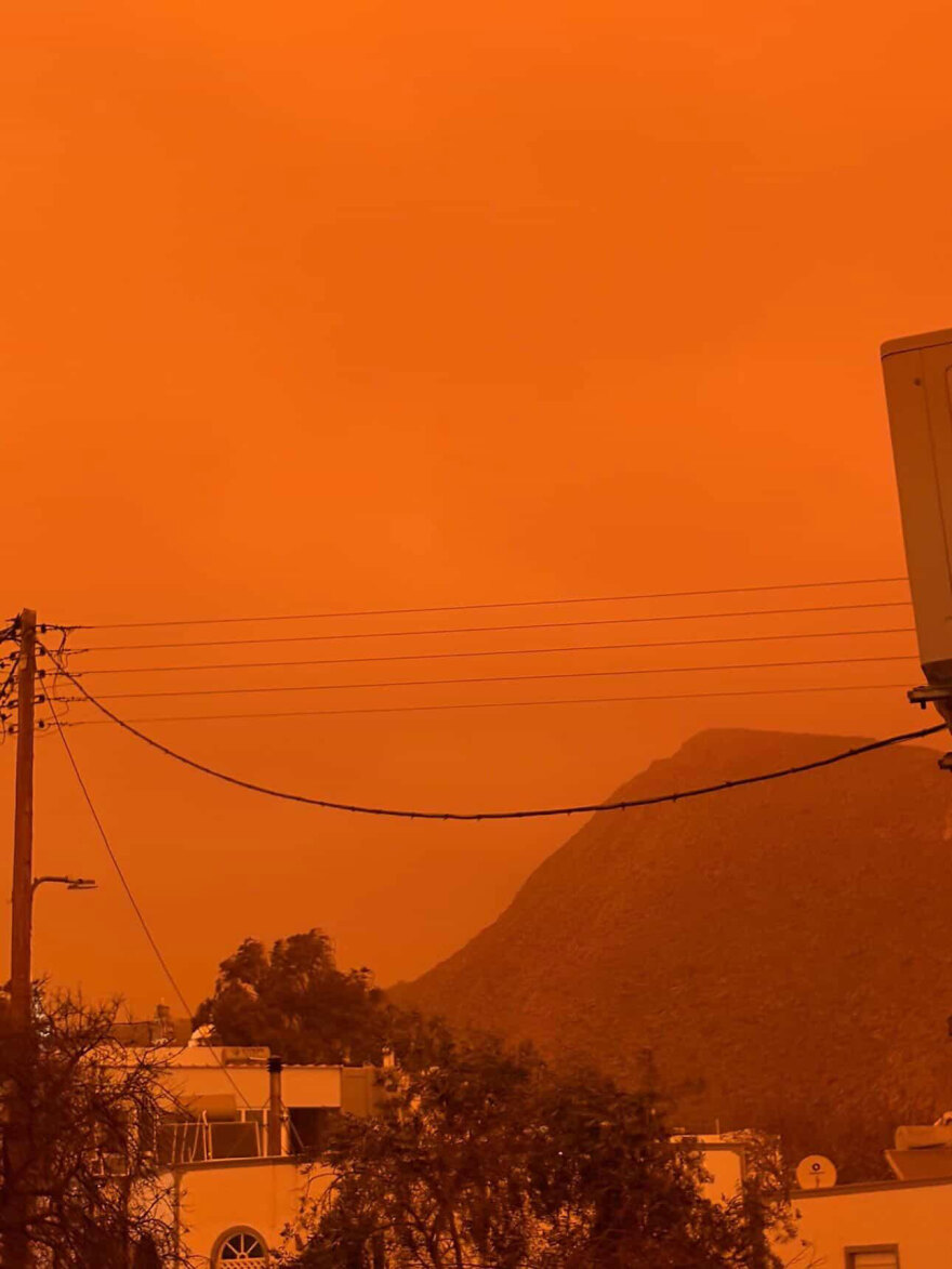 «Πνίγηκαν» από την αφρικανική σκόνη Κρήτη και Κυκλάδες: Προβλήματα σε πτήσεις, δεμένα πλοία στα λιμάνια λόγω θυελλωδών ανέμων, δείτε βίντεο