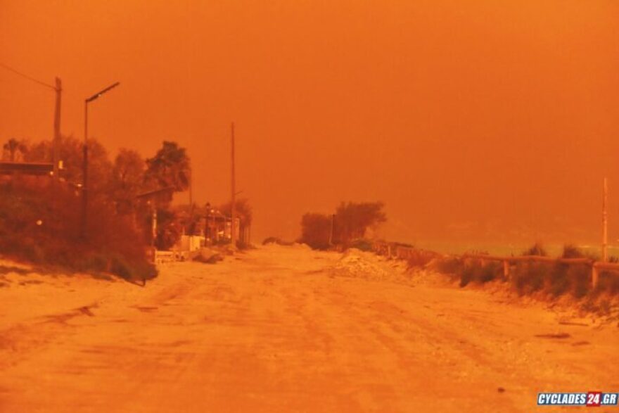 «Πνίγηκαν» από την αφρικανική σκόνη Κρήτη και Κυκλάδες: Προβλήματα σε πτήσεις, δεμένα πλοία στα λιμάνια λόγω θυελλωδών ανέμων, δείτε βίντεο