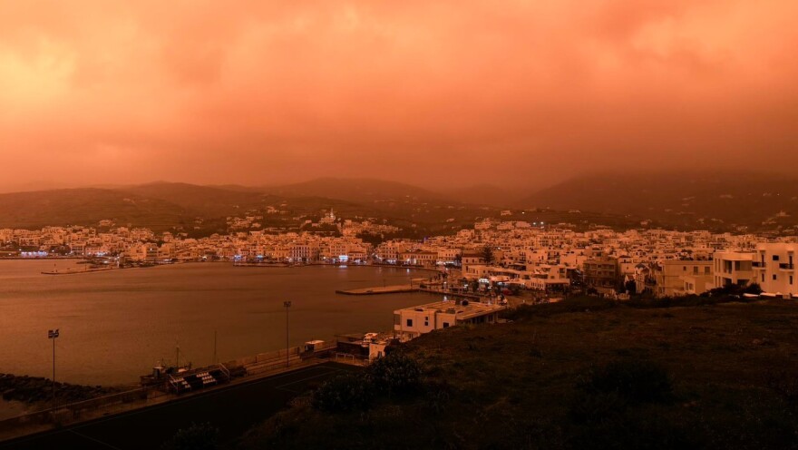 «Πνίγηκαν» από την αφρικανική σκόνη Κρήτη και Κυκλάδες: Προβλήματα σε πτήσεις, δεμένα πλοία στα λιμάνια λόγω θυελλωδών ανέμων, δείτε βίντεο