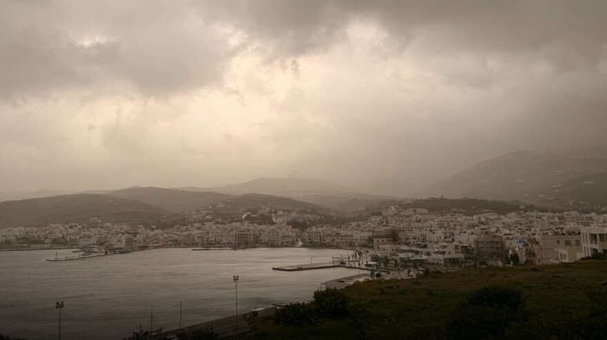 «Πνίγηκαν» από την αφρικανική σκόνη Κρήτη και Κυκλάδες: Προβλήματα σε πτήσεις, δεμένα πλοία στα λιμάνια λόγω θυελλωδών ανέμων, δείτε βίντεο