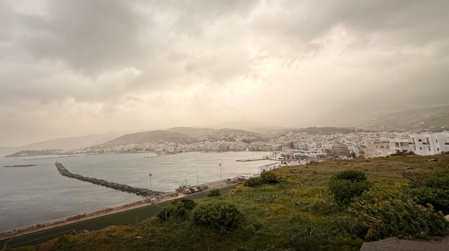 «Πνίγηκαν» από την αφρικανική σκόνη Κρήτη και Κυκλάδες: Προβλήματα σε πτήσεις, δεμένα πλοία στα λιμάνια λόγω θυελλωδών ανέμων, δείτε βίντεο