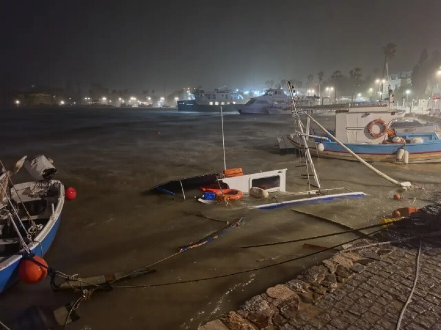 Η κακοκαιρία Erminio δοκίμασε τη Ρόδο και πολλά νησιά του Αιγαίου: Κύματα ύψους 3-4 μέτρων, θυελλώδεις άνεμοι και πλημμύρες, δείτε βίντεο