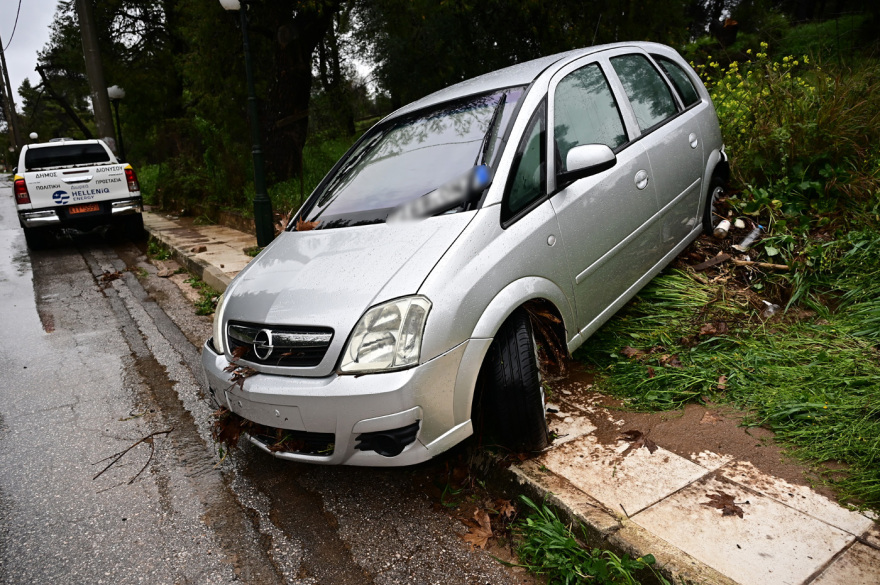 Ένας νεκρός και πλημμυρισμένα σπίτια από την κακοκαιρία στην Αττική: Άνοιξε τρύπα κοντά στη Μαραθώνος, κατέβηκε το βουνό στη Νέα Μάκρη