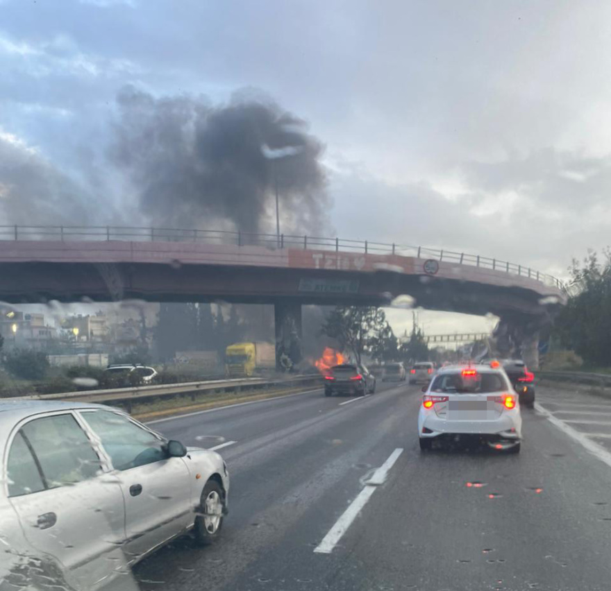 Φωτιά σε φορτηγό στον Κηφισό στο ύψος της Αχαρνών, ουρές χιλιομέτρων
