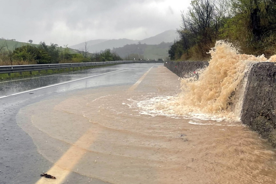 Σφοδρή κακοκαιρία πλήττει την κεντρική και νότια Ιταλία: Κατέρρευσε γέφυρα στην περιφέρεια Μολίζε, δείτε βίντεο
