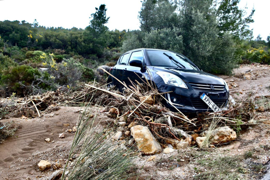 Κόπηκε στη μέση δρόμος στην Καλλιτεχνούπολη, άνοιξε τρύπα με 10 μέτρα μήκος και 5 βάθος - Παρασύρθηκαν και αυτοκίνητα λόγω της κακοκαιρίας