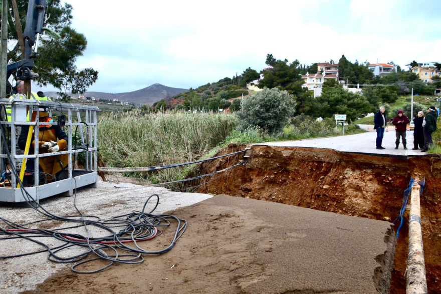 Κόπηκε στη μέση δρόμος στην Καλλιτεχνούπολη, άνοιξε τρύπα με 10 μέτρα μήκος και 5 βάθος - Παρασύρθηκαν και αυτοκίνητα λόγω της κακοκαιρίας