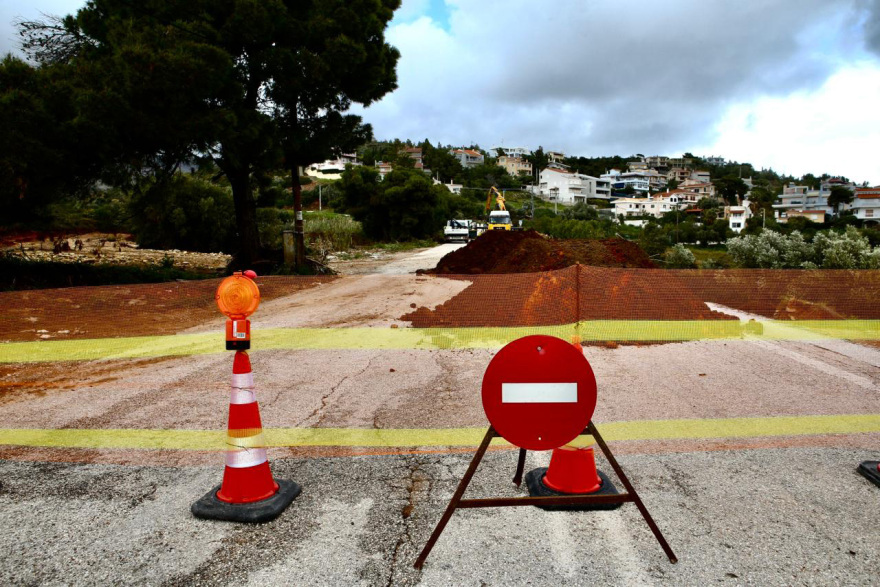 Κόπηκε στη μέση δρόμος στην Καλλιτεχνούπολη, άνοιξε τρύπα με 10 μέτρα μήκος και 5 βάθος - Παρασύρθηκαν και αυτοκίνητα λόγω της κακοκαιρίας