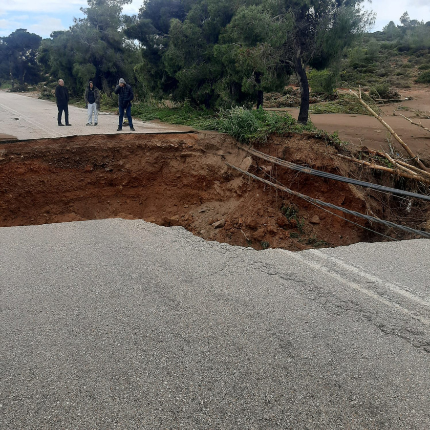 Ένας νεκρός και πλημμυρισμένα σπίτια από την κακοκαιρία στην Αττική: Άνοιξε τρύπα κοντά στη Μαραθώνος, κατέβηκε το βουνό στη Νέα Μάκρη