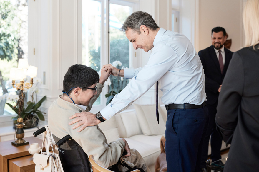 Ο Μητσοτάκης συνάντησε μαθητή Ειδικού Σχολείου που του είχε στείλει επιστολή: «Με συγκίνησε»