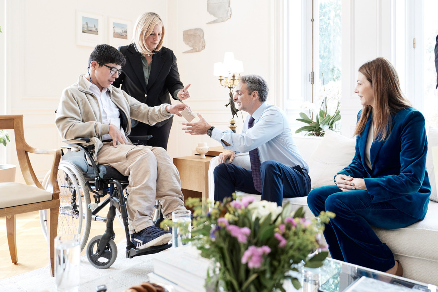 Ο Μητσοτάκης συνάντησε μαθητή Ειδικού Σχολείου που του είχε στείλει επιστολή: «Με συγκίνησε»