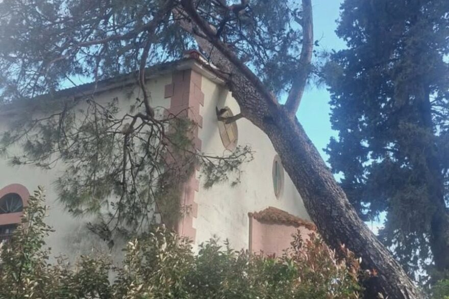 Σοβαρές ζημιές στον Ιερό Ναό Αγίων Πατέρων της Μυτιλήνης μετά από πτώση μεγάλου δέντρου, δείτε φωτογραφίες