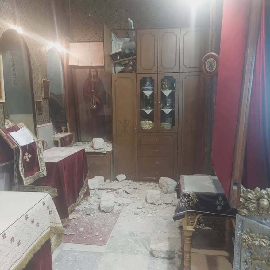 Σοβαρές ζημιές στον Ιερό Ναό Αγίων Πατέρων της Μυτιλήνης μετά από πτώση μεγάλου δέντρου, δείτε φωτογραφίες