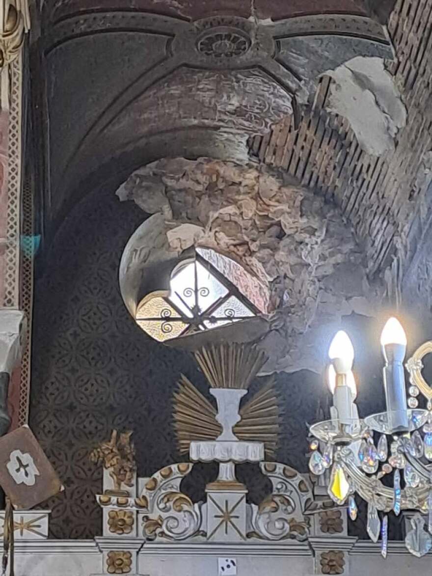 Σοβαρές ζημιές στον Ιερό Ναό Αγίων Πατέρων της Μυτιλήνης μετά από πτώση μεγάλου δέντρου, δείτε φωτογραφίες