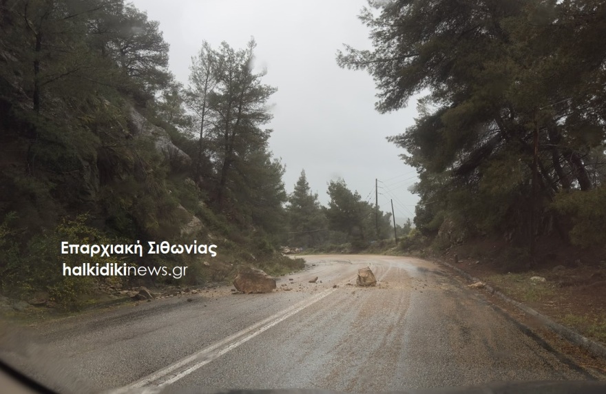 Τροχαία, κατολισθήσεις και διακοπή κυκλοφορίας λόγω της κακοκαιρίας «Erminio» στη Χαλκιδική, δείτε φωτογραφίες