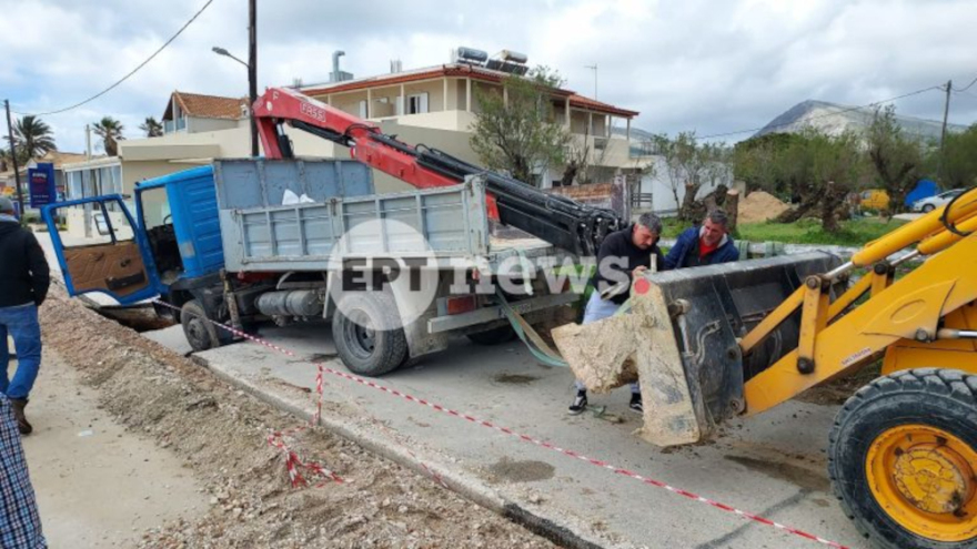Καθίζηση δρόμου στην Ζάκυνθο παγίδευσε φορτηγό στον Άγιο Σώστη
