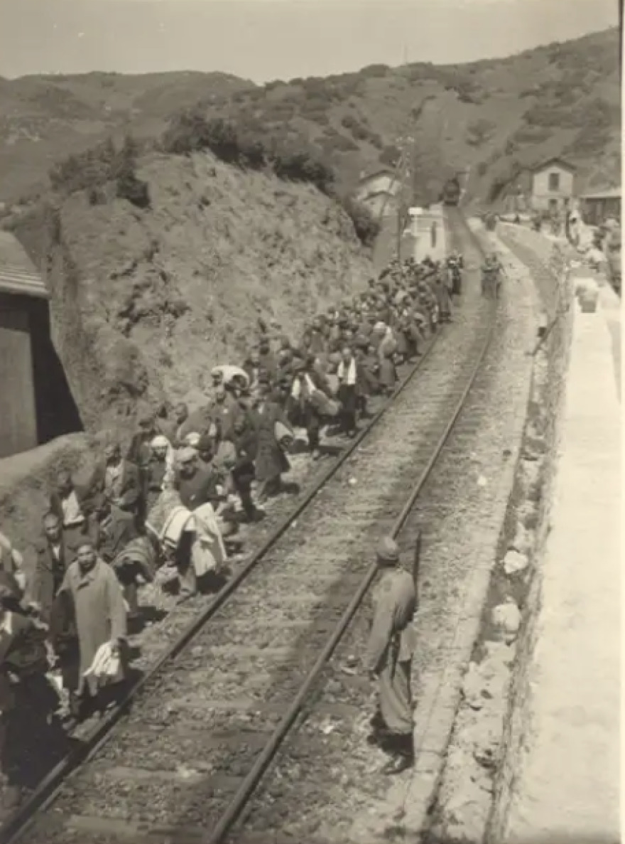 Σιδηροδρομικός σταθμός Καρυάς: Επισκέψιμο μνημείο γίνεται ο μαρτυρικός τόπος θανάτου  δεκάδων Ελλήνων Εβραίων στην Κατοχή