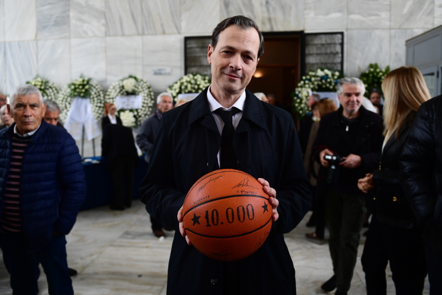 Βασίλης Γκούμας: Το τελευταίο «αντίο» είπαν σήμερα στον θρύλο του ελληνικού μπάσκετ