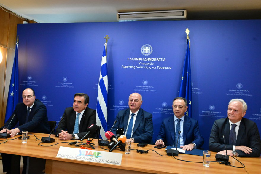 Αλλαγή σκυτάλης στο υπουργείο Αγροτικής Ανάπτυξης - Σχοινάς: «Δεν υπόσχομαι θαύματα, δεσμεύομαι για πολλή δουλειά»