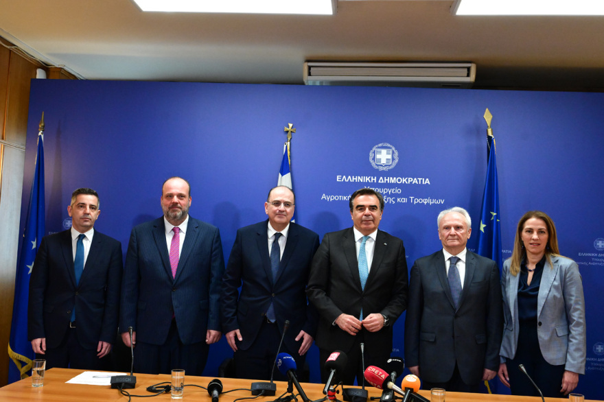 Αλλαγή σκυτάλης στο υπουργείο Αγροτικής Ανάπτυξης - Σχοινάς: «Δεν υπόσχομαι θαύματα, δεσμεύομαι για πολλή δουλειά»