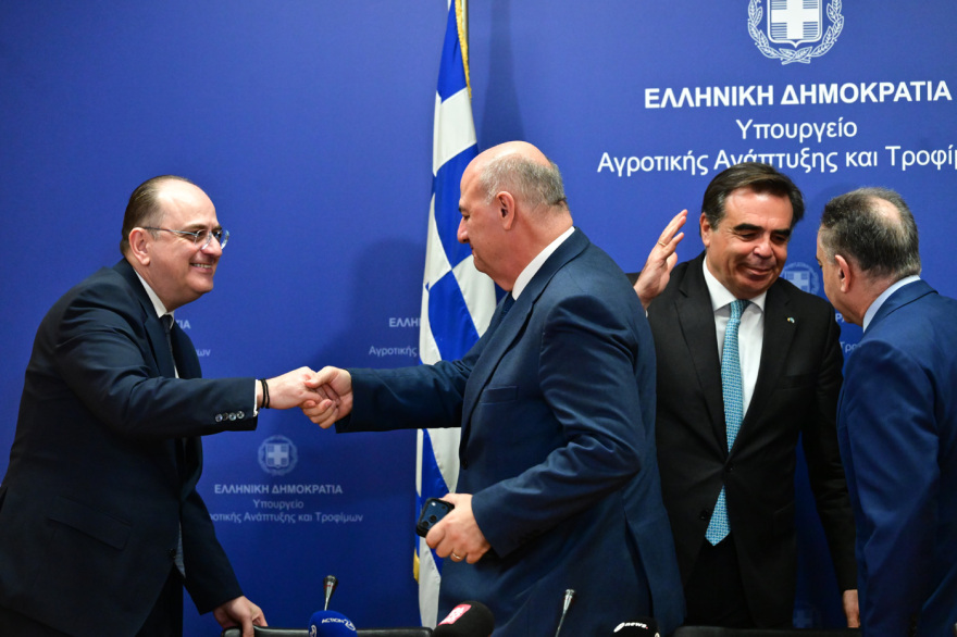 Αλλαγή σκυτάλης στο υπουργείο Αγροτικής Ανάπτυξης - Σχοινάς: «Δεν υπόσχομαι θαύματα, δεσμεύομαι για πολλή δουλειά»