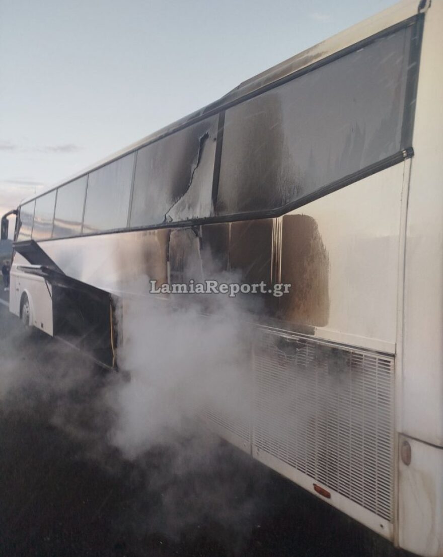 ΚΤΕΛ τυλίχθηκε στις φλόγες στο ύψος της Ξυνιάδας, δείτε βίντεο και φωτογραφίες