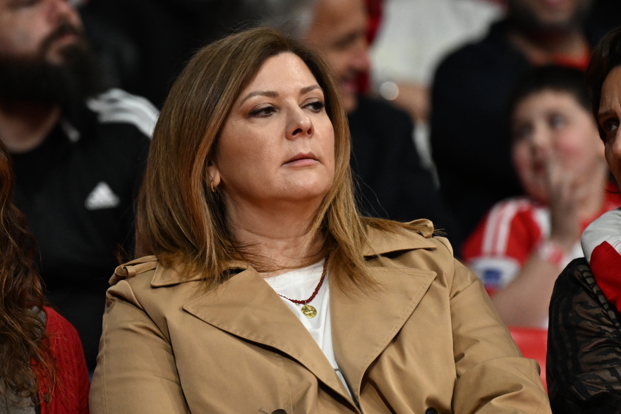 Σπάνια εμφάνιση για τη σύζυγο του Γιώργου Μπαρτζώκα στο ΣΕΦ: Παρακολούθησε το ματς του Ολυμπιακού με τη Μύκονο