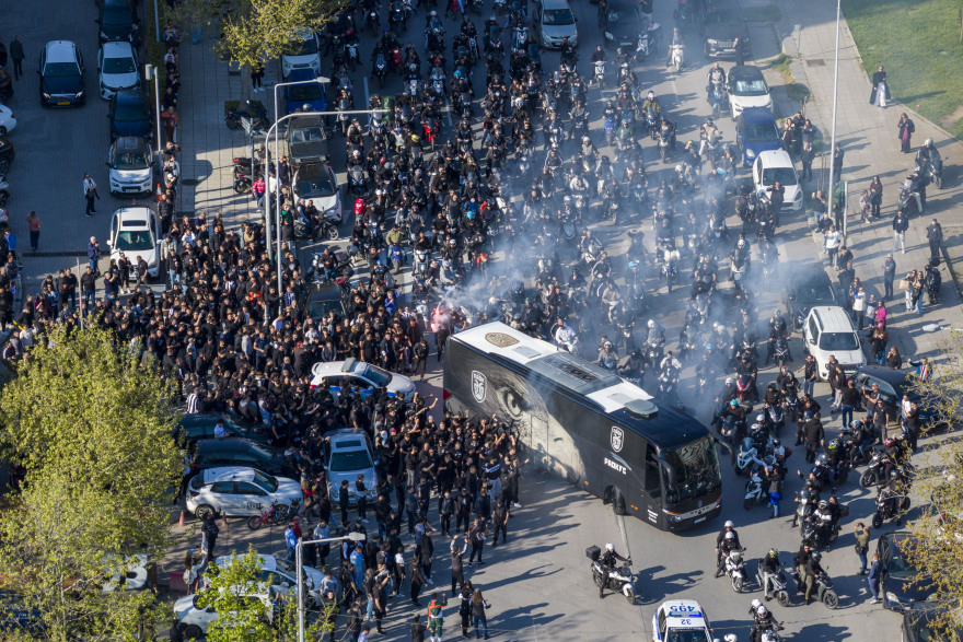 Χιλιάδες οπαδοί του ΠΑΟΚ συνόδευσαν την ομάδα από το «Μακεδονία Παλάς» μέχρι την Τούμπα, δείτε βίντεο και φωτογραφίες