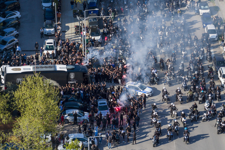 Χιλιάδες οπαδοί του ΠΑΟΚ συνόδευσαν την ομάδα από το «Μακεδονία Παλάς» μέχρι την Τούμπα, δείτε βίντεο και φωτογραφίες