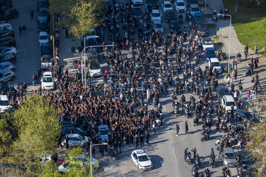 Χιλιάδες οπαδοί του ΠΑΟΚ συνόδευσαν την ομάδα από το «Μακεδονία Παλάς» μέχρι την Τούμπα, δείτε βίντεο και φωτογραφίες