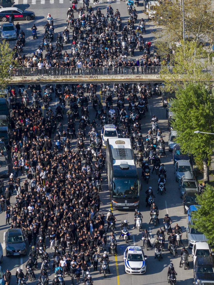 Χιλιάδες οπαδοί του ΠΑΟΚ συνόδευσαν την ομάδα από το «Μακεδονία Παλάς» μέχρι την Τούμπα, δείτε βίντεο και φωτογραφίες