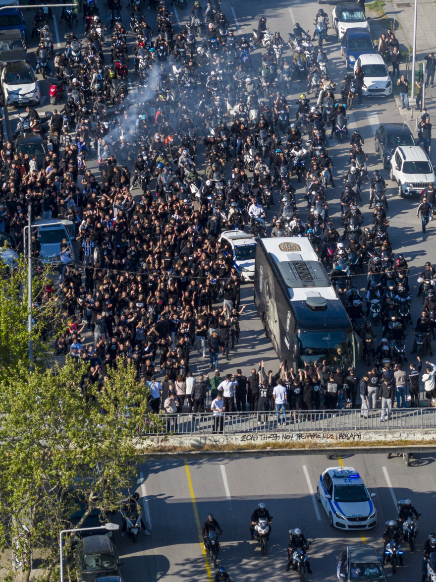 Χιλιάδες οπαδοί του ΠΑΟΚ συνόδευσαν την ομάδα από το «Μακεδονία Παλάς» μέχρι την Τούμπα, δείτε βίντεο και φωτογραφίες