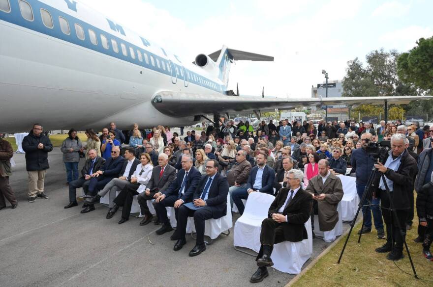 Αποκαλύφθηκε το άγαλμα του Αριστοτέλη Ωνάση στο Ελληνικό, δείτε βίντεο και φωτογραφίες