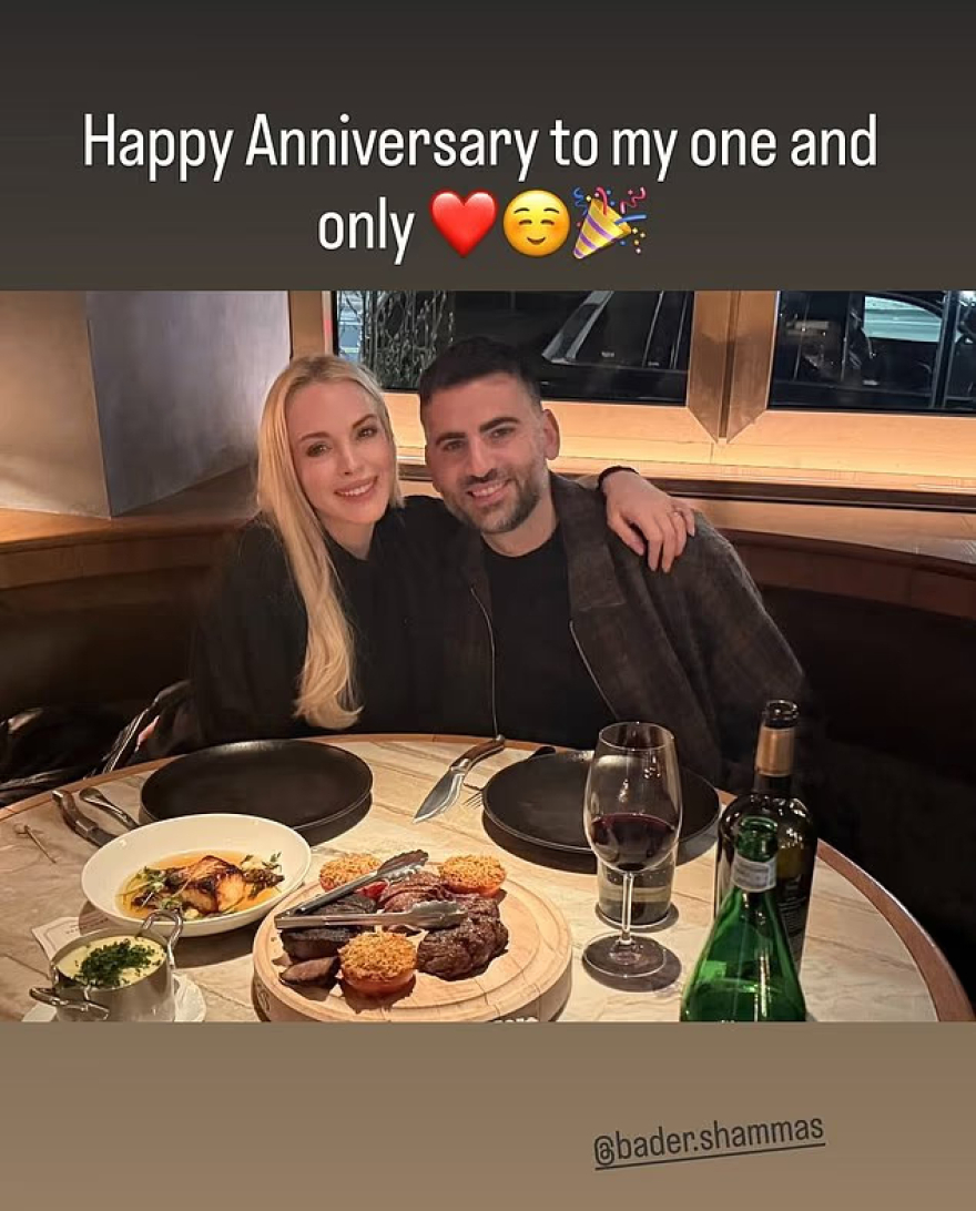 Η Λίντσεϊ Λόχαν και ο σύζυγός της γιόρτασαν τέσσερα χρόνια γάμου με ένα ρομαντικό δείπνο