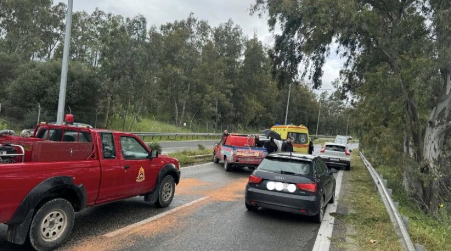 Αυτοκίνητο πέρασε διαχωριστικό και αναποδογύρισε στη μέση του δρόμου στην Αρτέμιδα