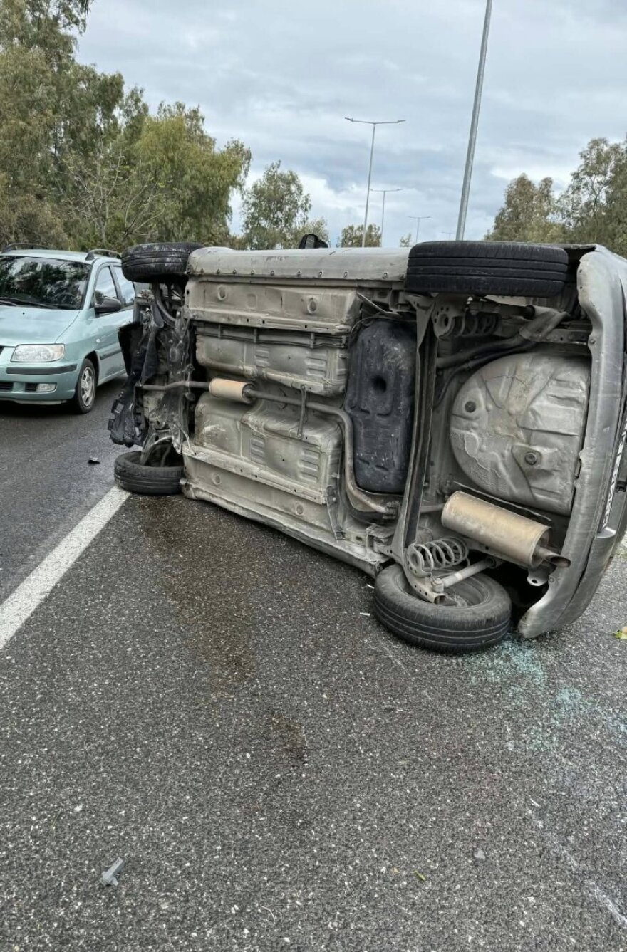 Αυτοκίνητο πέρασε διαχωριστικό και αναποδογύρισε στη μέση του δρόμου στην Αρτέμιδα