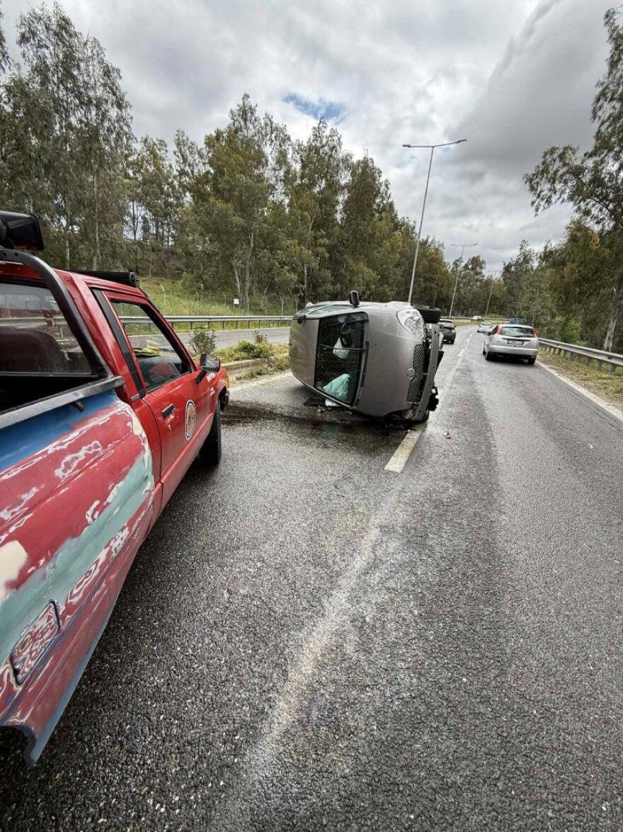 Αυτοκίνητο πέρασε διαχωριστικό και αναποδογύρισε στη μέση του δρόμου στην Αρτέμιδα
