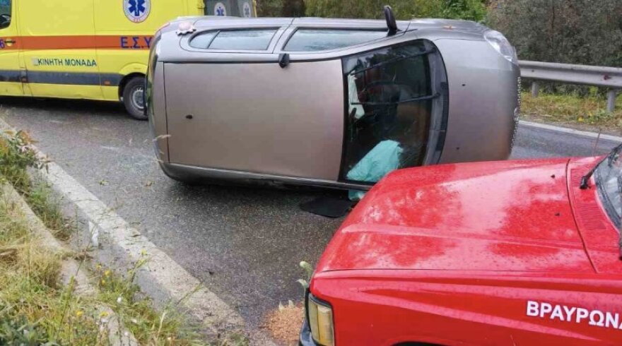 Αυτοκίνητο πέρασε διαχωριστικό και αναποδογύρισε στη μέση του δρόμου στην Αρτέμιδα