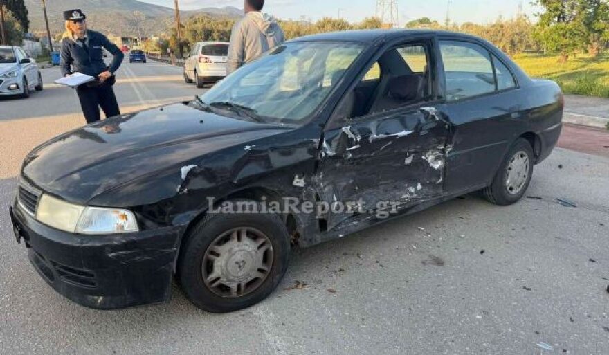 Στο νοσοκομείο παππούς και εγγονός μετά από τροχαίο σε διασταύρωση στη Λαμία, δείτε βίντεο και φωτογραφίες