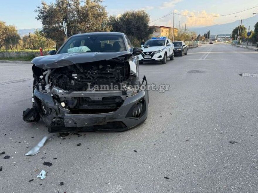 Στο νοσοκομείο παππούς και εγγονός μετά από τροχαίο σε διασταύρωση στη Λαμία, δείτε βίντεο και φωτογραφίες