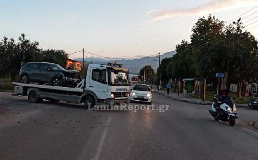 Στο νοσοκομείο παππούς και εγγονός μετά από τροχαίο σε διασταύρωση στη Λαμία, δείτε βίντεο και φωτογραφίες