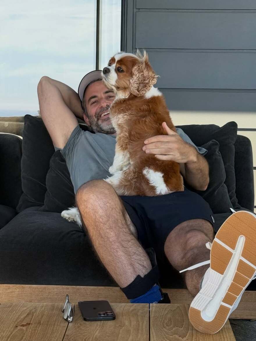 Η Τζένιφερ Άνιστον φωτογραφήθηκε αγκαλιά με τον σύντροφό της Τζιμ Κέρτις