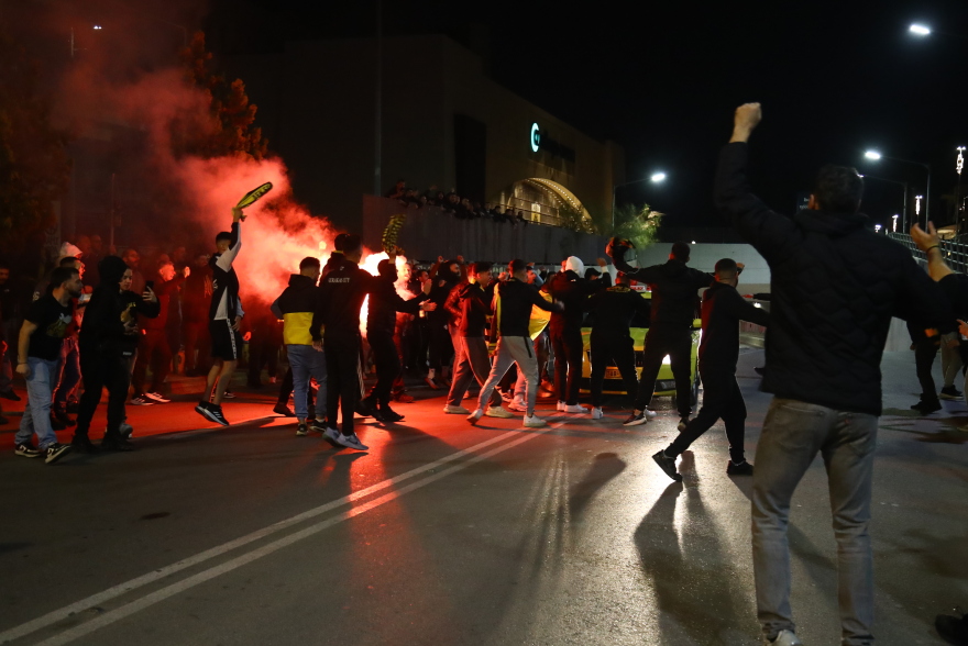 «Νάτοι, νάτοι οι πρωταθλητές»: Αποθέωση στην ΑΕΚ μετά το «διπλό» τίτλου στο Καραϊσκάκης, δείτε βίντεο και φωτογραφίες