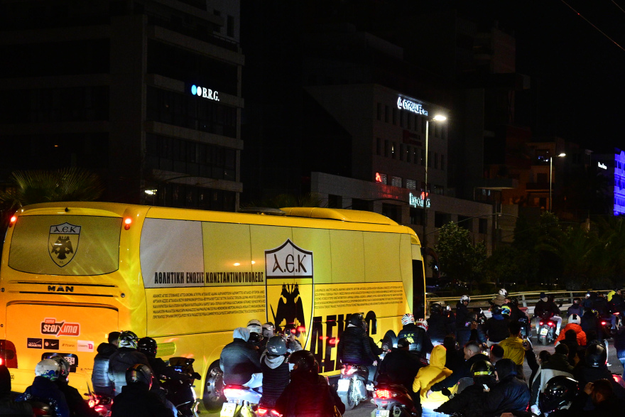 «Νάτοι, νάτοι οι πρωταθλητές»: Αποθέωση στην ΑΕΚ μετά το «διπλό» τίτλου στο Καραϊσκάκης, δείτε βίντεο και φωτογραφίες