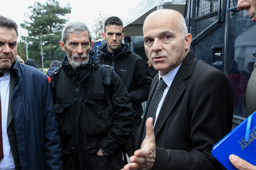 Η δίκη για την τραγωδία των Τεμπών: Πυρά από δικαστές και συγγενείς θυμάτων για την εκτός ελέγχου Κωνσταντοπούλου