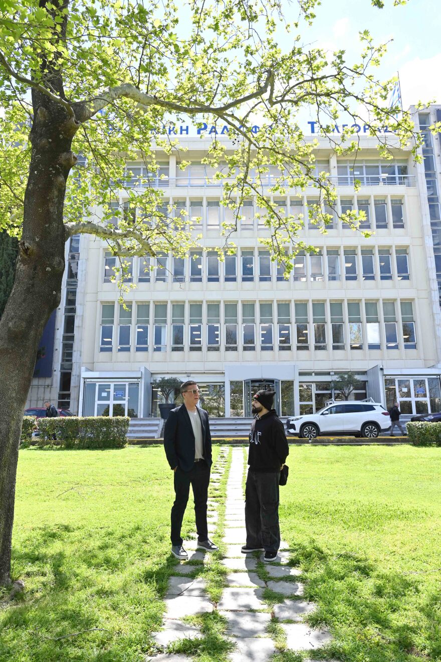 Eurovision 2026: Ο Aκύλας συνάντησε τον Ζέλικο Γιοκσίμοβιτς στο Ραδιομέγαρο της ΕΡΤ
