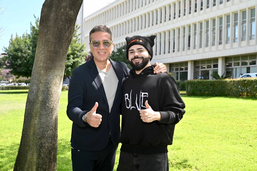 Eurovision 2026: Ο Aκύλας συνάντησε τον Ζέλικο Γιοκσίμοβιτς στο Ραδιομέγαρο της ΕΡΤ
