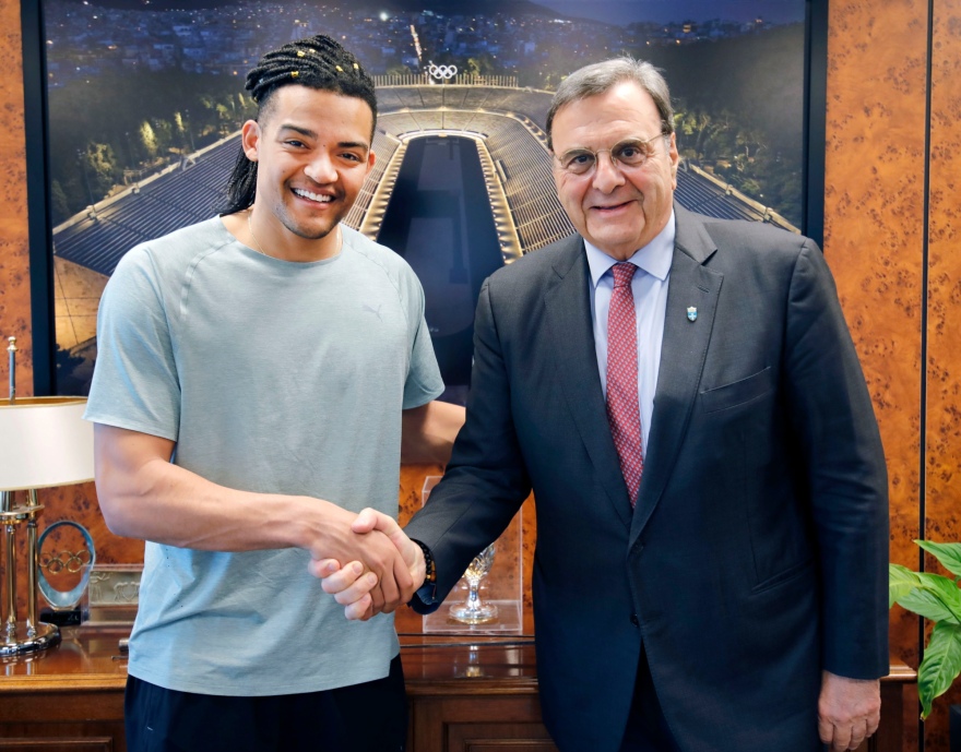 H Ελληνική Ολυμπιακή Επιτροπή επιβράβευσε τον Εμμανουήλ Καραλή για το ασημένιο στο Παγκόσμιο Πρωτάθλημα